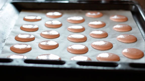 Оставляем макаруны на 20... Малиновые макаруны с черным шоколадом: пошаговый фото-рецепт