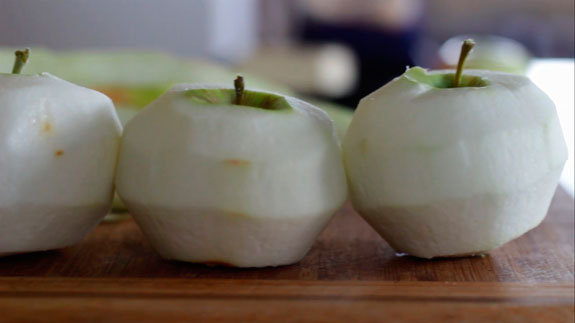 Яблоки очищаем от кожуры и удаляем... Шарлотка с яблоками: пошаговый фото-рецепт