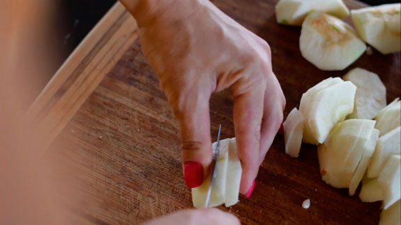Очищенные яблоки делим на 4 части. Затем... Шарлотка с яблоками: пошаговый фото-рецепт