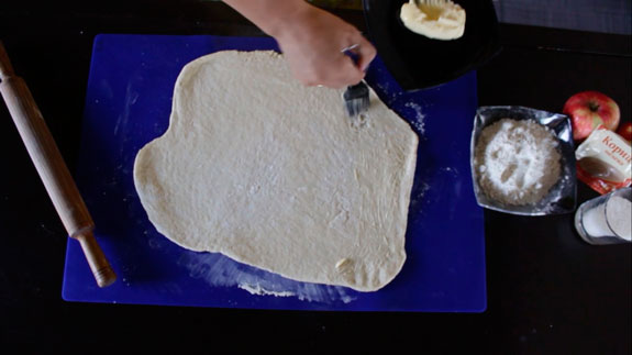 Раскатываем тесто в тонкий пласт и смазываем его мягким сливочным маслом. Порционный штрудель с яблоками: пошаговый фото-рецепт