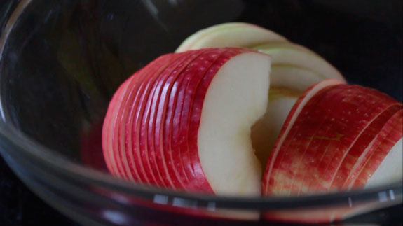 Яблоки разрезаем на пополам...Порционный штрудель с яблоками: пошаговый фото-рецепт