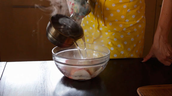 Нарезанные яблоки заливаем крутым кипятком...Порционный штрудель с яблоками: пошаговый фото-рецепт