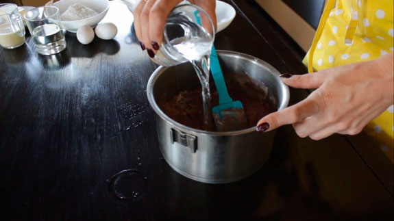 Сахар, какао, крахмал и воду соединяем в небольшой кастрюльке. Заварные шоколадные маффины со сгущенкой: пошаговый фото-рецепт