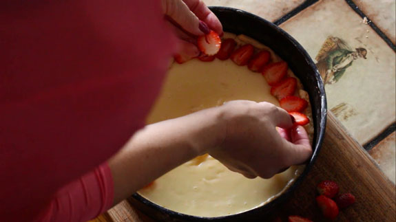 Нарезаем ягоды клубники небольшими кусочками... Тарт с заварным кремом и клубникой: пошаговый фото-рецепт