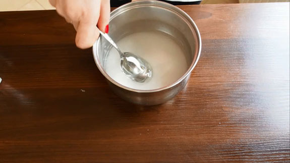 В кастрюльке объемом 1,5-2 литра, соединяем воду, сахар и патоку. Шоколадная зеркальная глазурь: пошаговый фото-рецепт