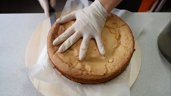 Бисквит разрезаем на 2 части, как показано на... Банановый торт: пошаговый фото-рецепт