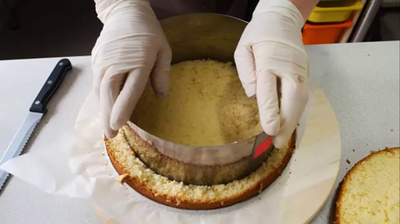 Обрезаем бисквит с помощью вырубки для тортов... Банановый торт: пошаговый фото-рецепт
