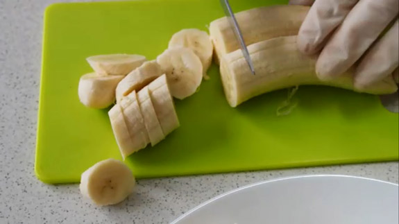 Очищаем бананы. 2 банана нарезаем на круги... Банановый торт: пошаговый фото-рецепт