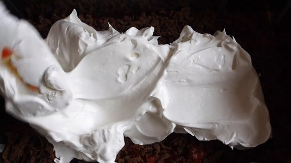 Выкладываем крем поверх шоколадного теста и... Польский пирог Плесняк: пошаговый фото-рецепт