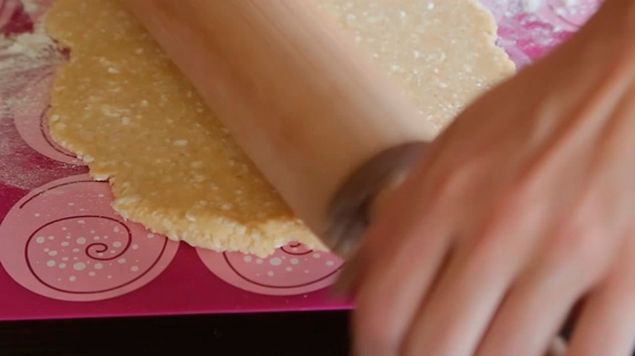 Тесто раскатываем в пласт толщиной около 0,5 см в форме круг. Рогалики на творожном тесте: пошаговый фото-рецепт