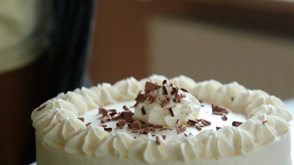 Посыпаем готовый торт тертым шоколадом:... Торт Черный Лес: пошаговый фото-рецепт