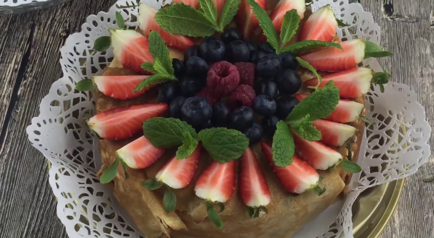 Сладкий блинный торт: Очень эффектно на торте смотрится фруктово-ягодный декор. Приятного аппетита!