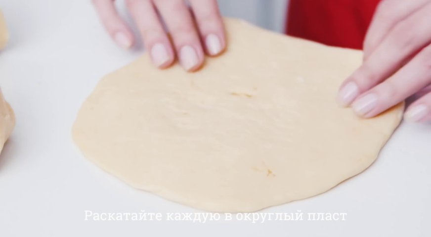 Сладкий осетинский пирог: Раскатайте каждую в круглый пласт.