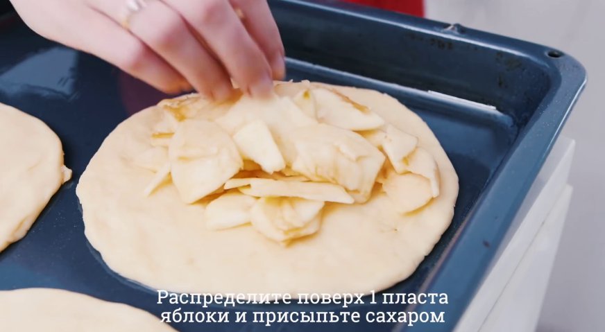 Сладкий осетинский пирог: Выложите 3 пласта на смазанный маслом противень. По поверхности первого равномерно распределите яблоки, и присыпьте сахаром.