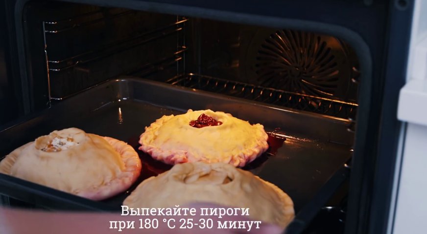 Сладкий осетинский пирог: Выпекайте пироги в духовке при температуре 180*С в течение 25-30 минут.