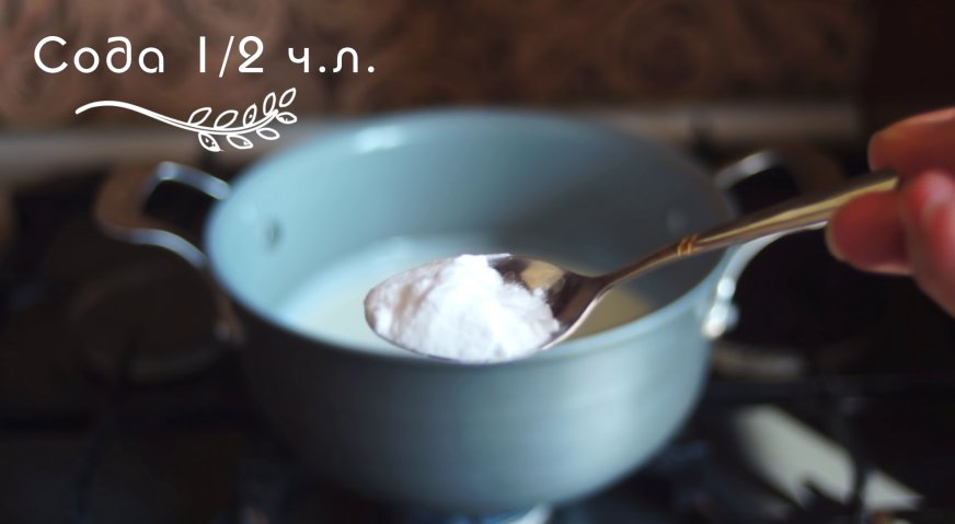 Тонкие блины на кефире с дырочками: Добавляем в тёплый кефир соду, и хорошо перемешиваем, чтобы кефир вспенился, и погасилась сода.