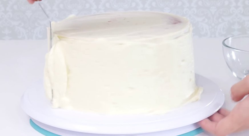 Торт красный бархат: Покрываем всю поверхность торта двумя слоями белого крема.