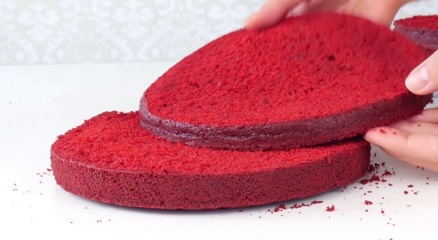 Торт красный бархат: Остывшие бисквиты вынимаем из формы. Выравниваем верх, и разрезаем на две части.