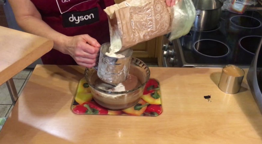 Тульские пряники: Когда масса стала однородной, снимаем её с водяной бани, и, всыпая порциями муку, замешиваем эластичное тесто.