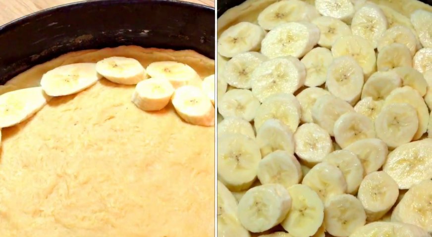 Банановый пирог: Поверх теста выкладываем бананы.