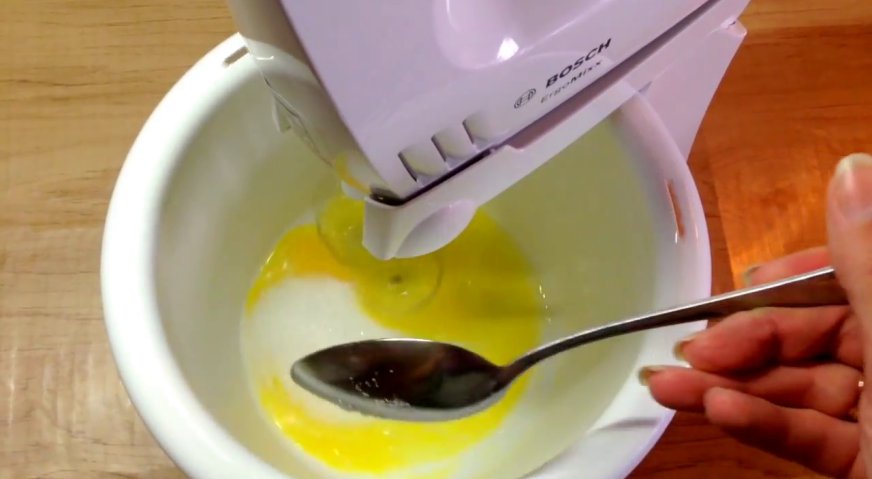 Банановый пирог: Приготовим тесто. В чаше миксера соединяем яйцо и сахар.