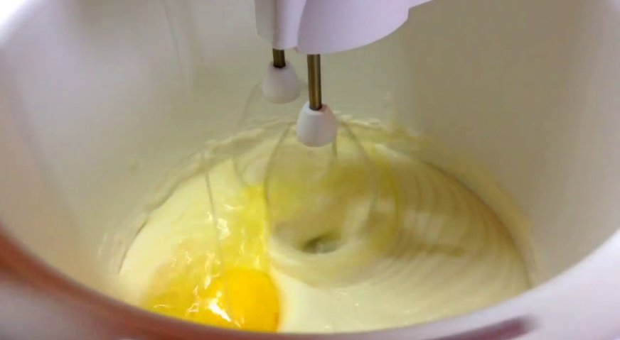 Банановый пирог: Готовим начинку. К сметане добавляем сахар, муку и яйцо. Перемешиваем миксером до однородности.