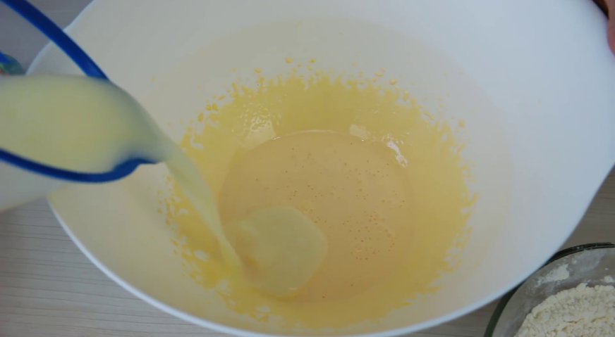 Бисквит классический: Вливаем во взбитые желтки молочно-масляную смесь, и тщательно перемешиваем.