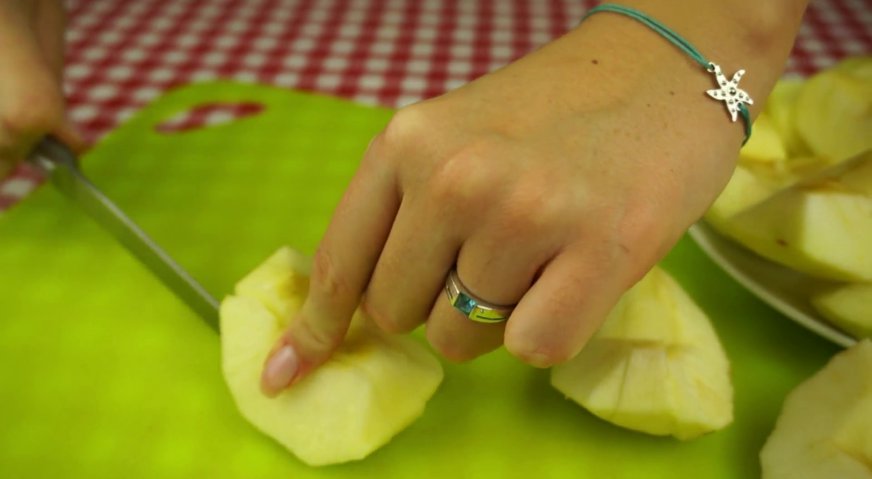 Шарлотка в мультиварке: Яблоки моем, очищаем, и нарезаем ломтиками.
