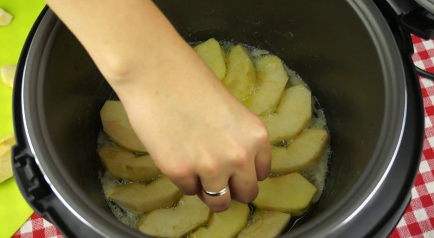 Шарлотка в мультиварке: Выкладываем на дно ровным слоем яблочные дольки.