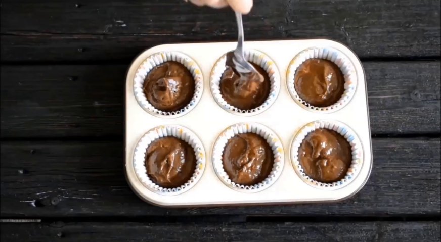 Шоколадные маффины классические: Выкладываем тесто в формочки для выпечки, и отправляем в разогретую до 180*С духовку на 20-25 минут.
