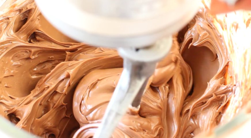 Классические эклеры: Для приготовления шоколадного крема взбиваем миксером сливочное масло с нутеллой. При необходимости можно разбавить крем молоком.