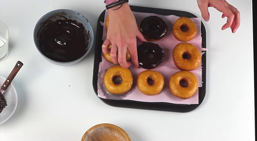 Классические пончики: Чтобы получить шоколадную глазурь, добавляем к базовой растопленный шоколад. Обмакиваем в него одну сторону пончика, и, при желании,