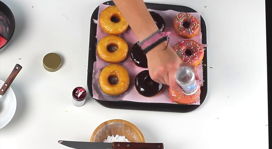 Классические пончики: Так же базовую глазурь можно подкрасить ягодным сиропом или пищевым красителем.