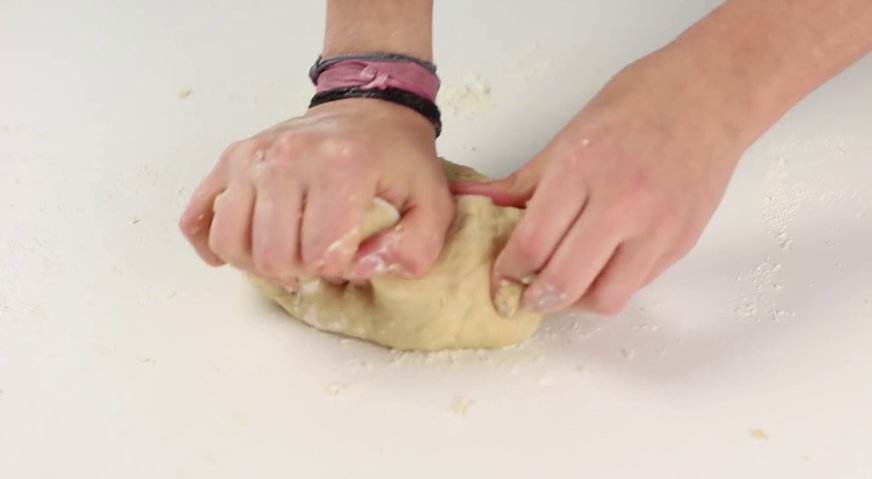 Классические пончики: Если тесто продолжает липнуть к рукам - добавьте немного муки. Заканчиваем вымешивание руками.