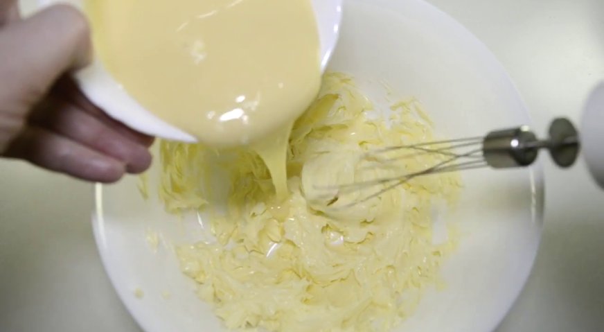 Крем для торта из сгущенки: Размягчённое сливочное масло взбиваем со сгущённым молоком.