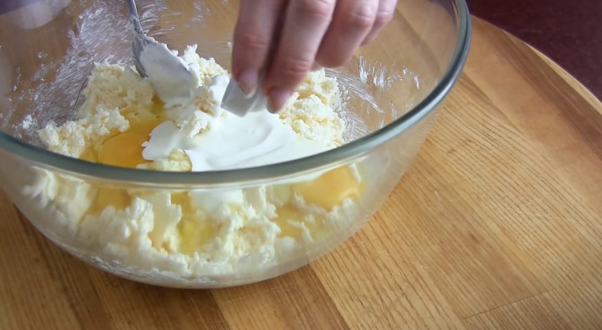 Лимонный пирог: Добавляем яйца, сметану и разрыхлитель.