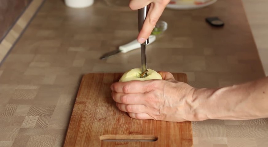 Муссовый торт: Очищаем яблоки от кожицы, вырезаем серединку.