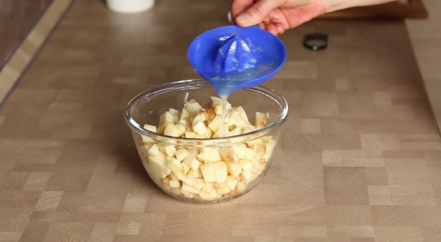 Муссовый торт: Нарезаем яблоки небольшими кубиками, и поливаем соком лайма.