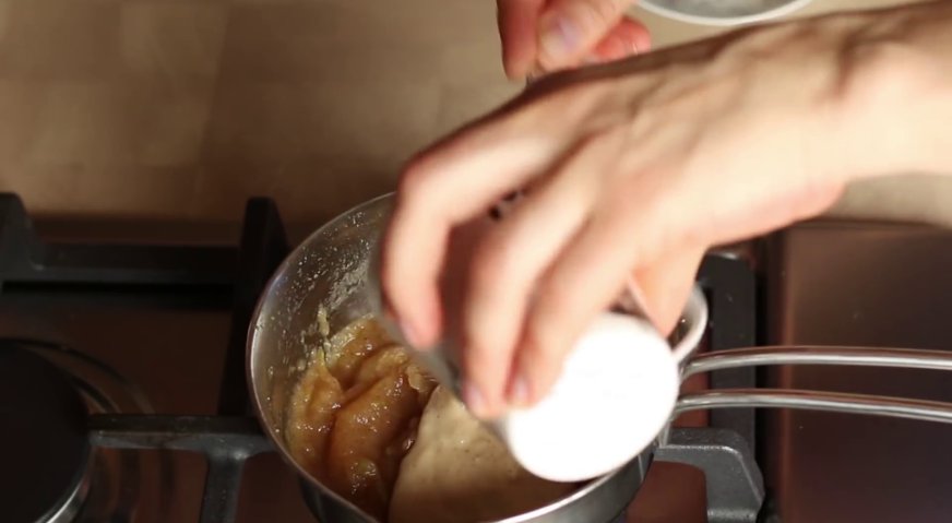 Муссовый торт: Кукурузный крахмал разводит 2 столовыми ложками холодной воды, перемешиваем с парой ложек яблочного пюре, и выливаем в сотейник.