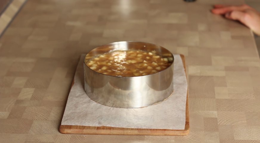 Муссовый торт: Разравниваем поверхность, и помещаем кольцо в морозильную камеру на 2 часа до застывания яблочного конфи.