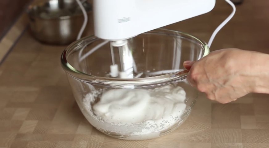Муссовый торт: Готовим основной мусс. Для этого взбиваем белки с сахаром до жёстких пиков.