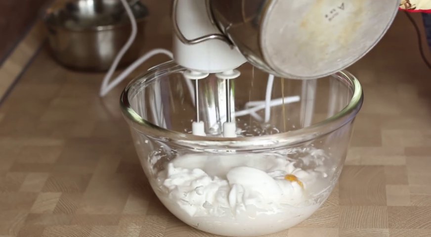 Муссовый торт: Не прекращая взбивания вводим кипящий сироп в меренгу.
