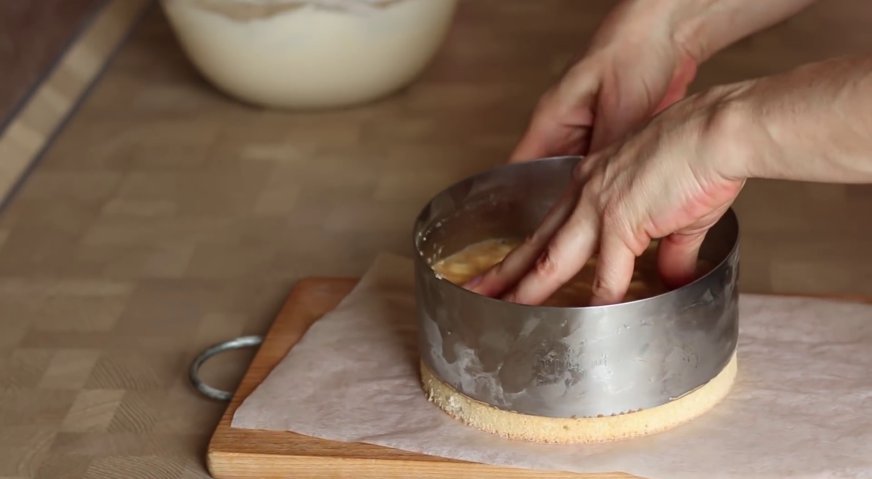 Муссовый торт: Вынимаем карамельную серединку из кольца.