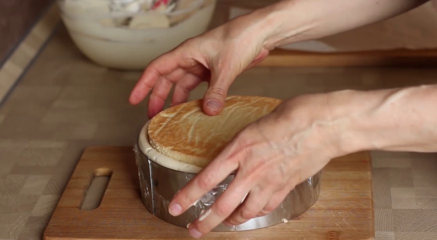 Муссовый торт: Аккуратно вверх дном опускаем в мусс карамельную основу.