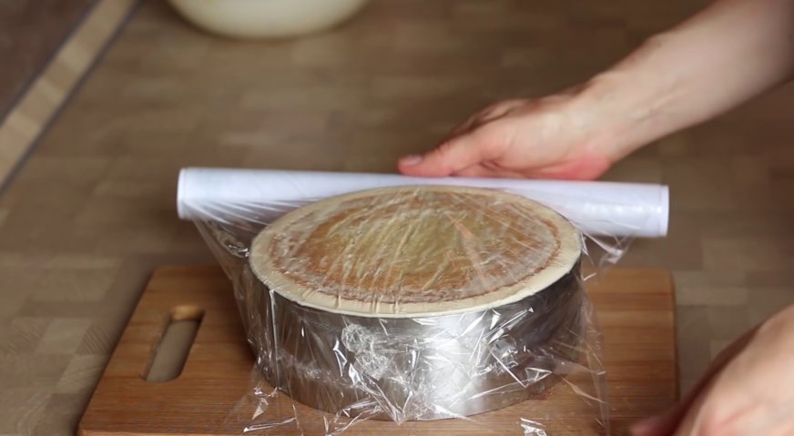 Муссовый торт: Сверху закрываем пищевой плёнкой, и ставим в морозильную камеру на 5-6 часов до полного замораживания.
