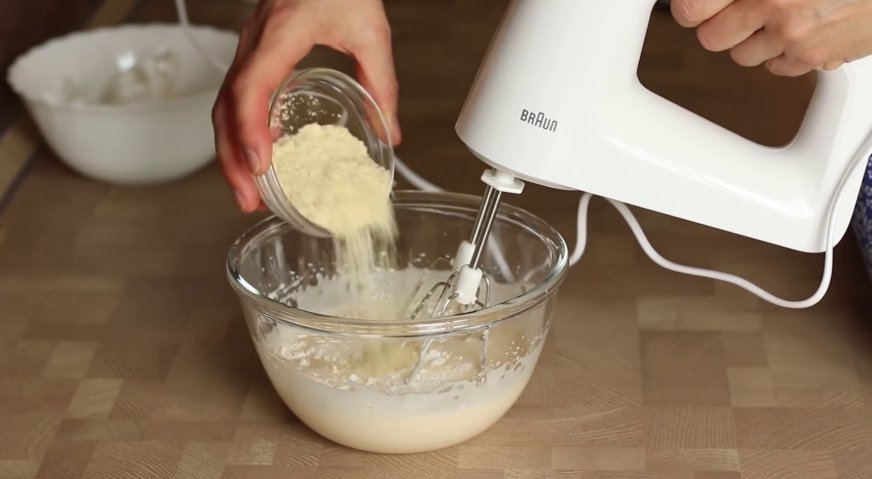 Муссовый торт: Ко взбитому с сахаром яйцу добавляем пшеничную и миндальную муку, и перемешиваем на средних оборотах.