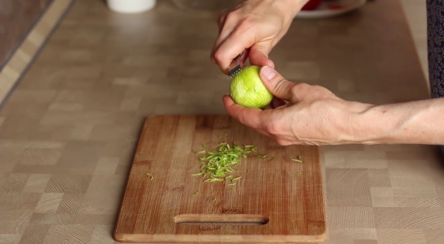 Муссовый торт: Приступаем к приготовлению яблочного конфи. Снимаем цедру с лайма или 1/2 лимона.