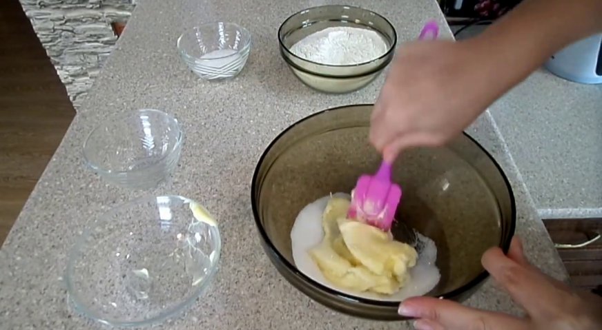 Печенье на скорую руку: К размягчённому сливочному маслу добавляем половину сахара, предусмотренного в рецепте, и размешиваем до однородности.