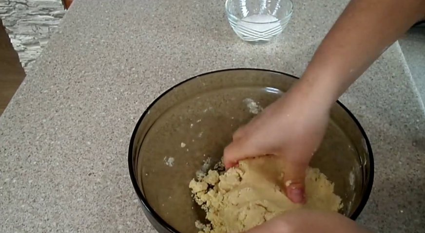 Печенье на скорую руку: Завершаем вымешивание теста руками до тех пор, пока он не станет гладким.