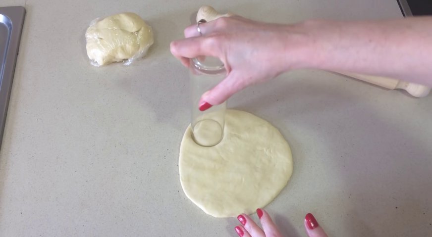 Печенье на сметане: Скалкой раскатываем тесто в пласт толщиной 0,5 см, и любой формой выдавливаем заготовки для будущего печенья.